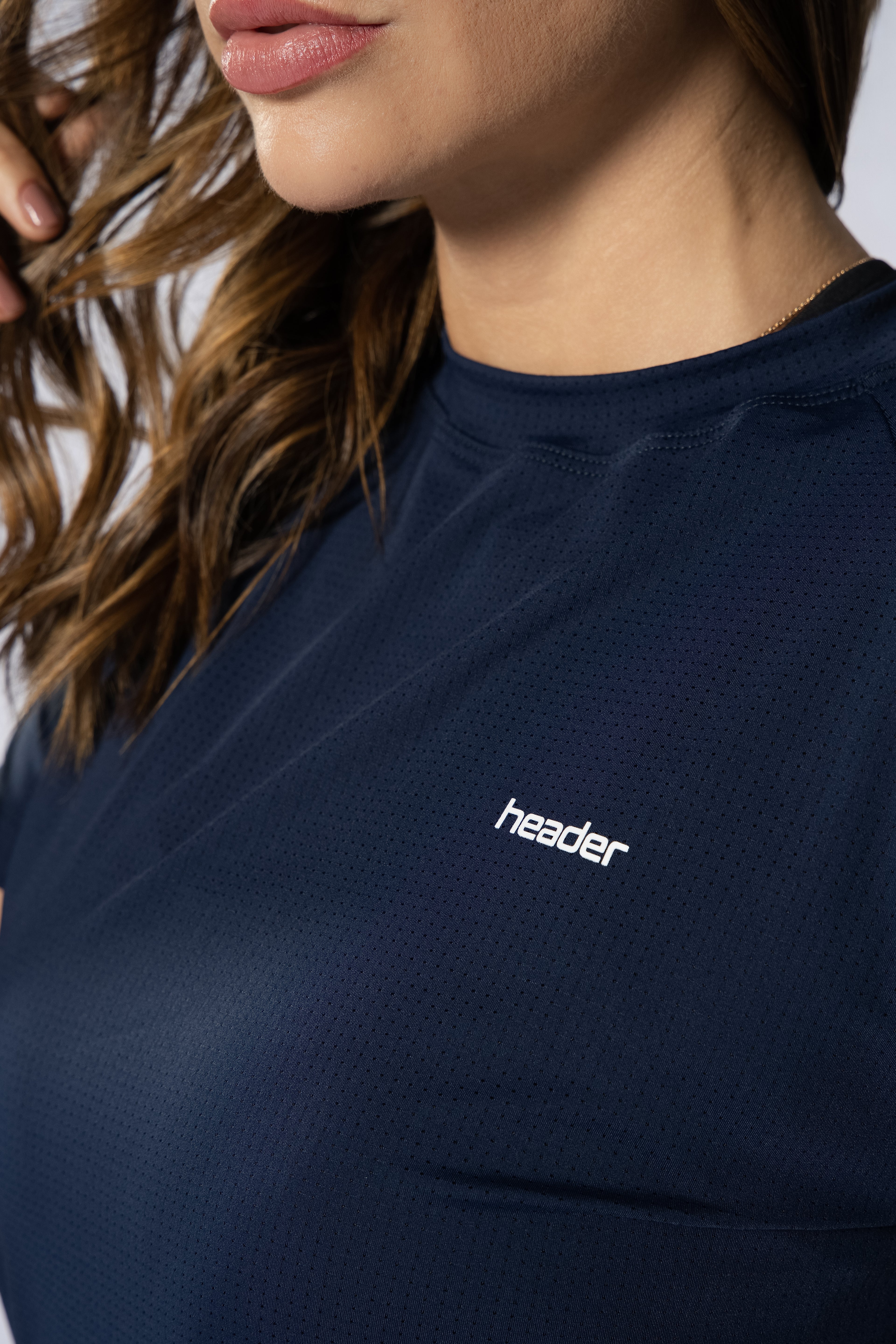 Camiseta feminina em tecido tecnológico azul marinho