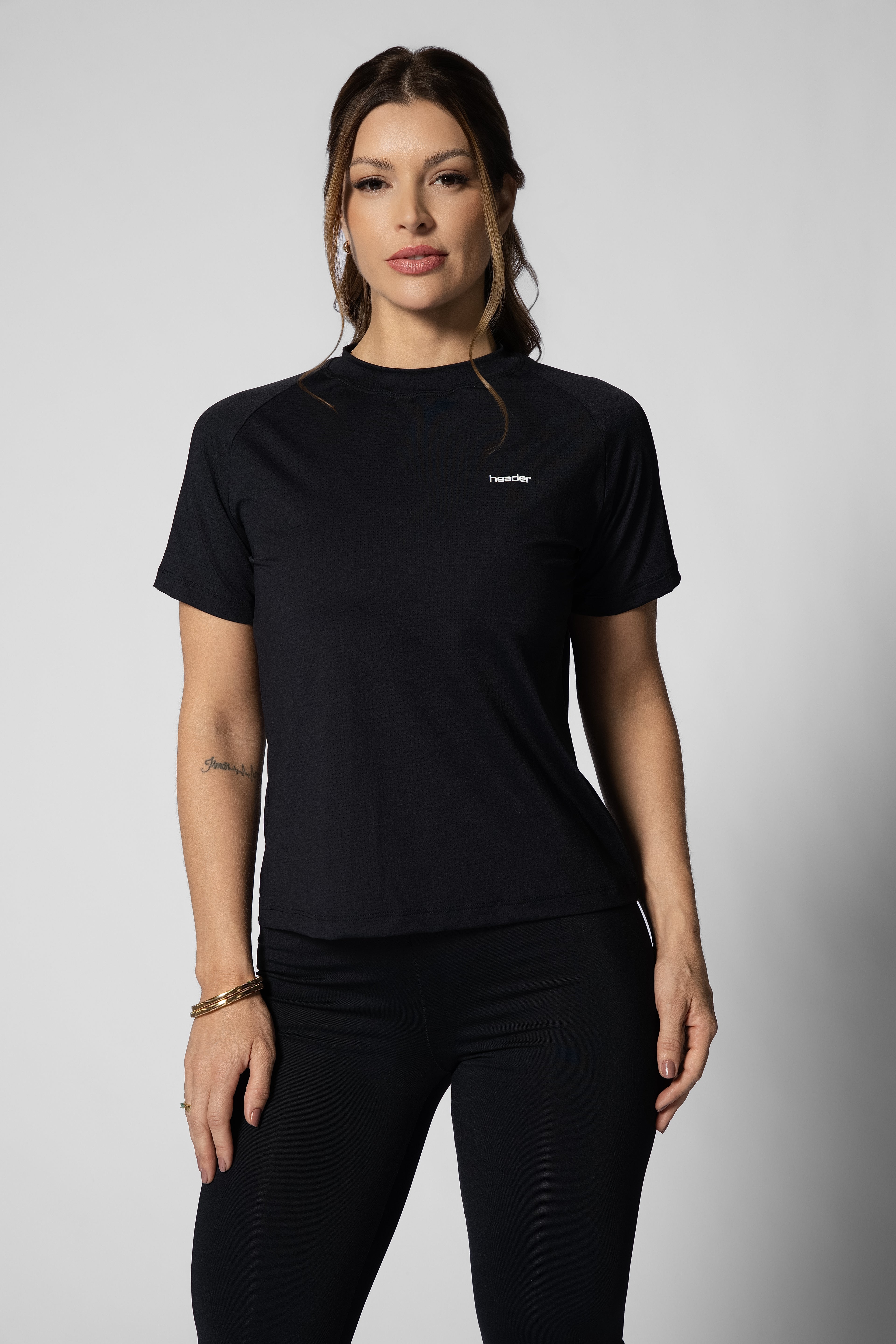 Camiseta feminina em tecido tecnológico preta