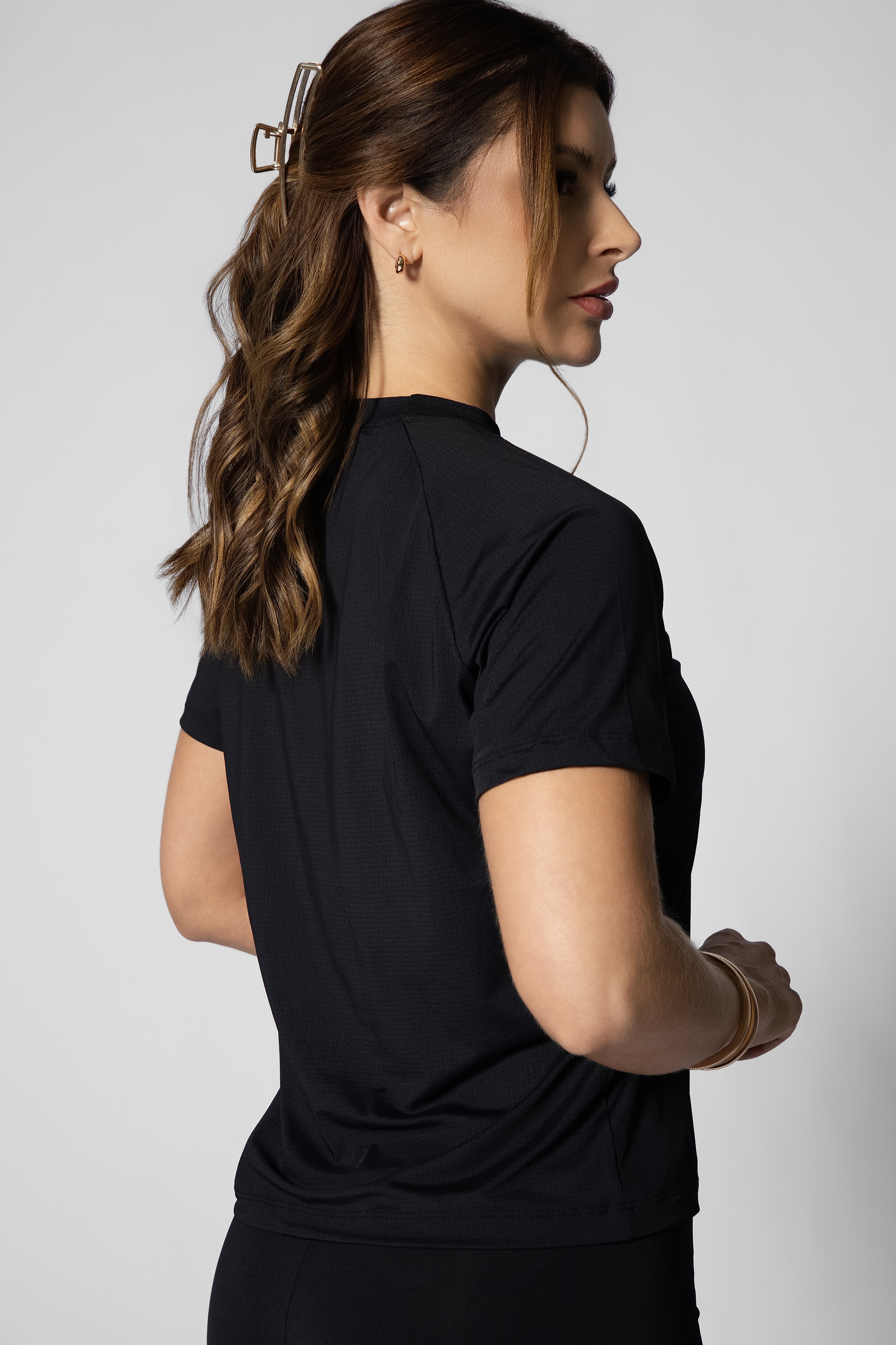 Camiseta feminina em tecido tecnológico preta